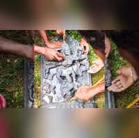 साहिबगंज के खेत में चमत्कार धरती के गर्भ से निकली मां काली की प्राचीन मूर्ति गांव में दौड़ी आस्था की लहर