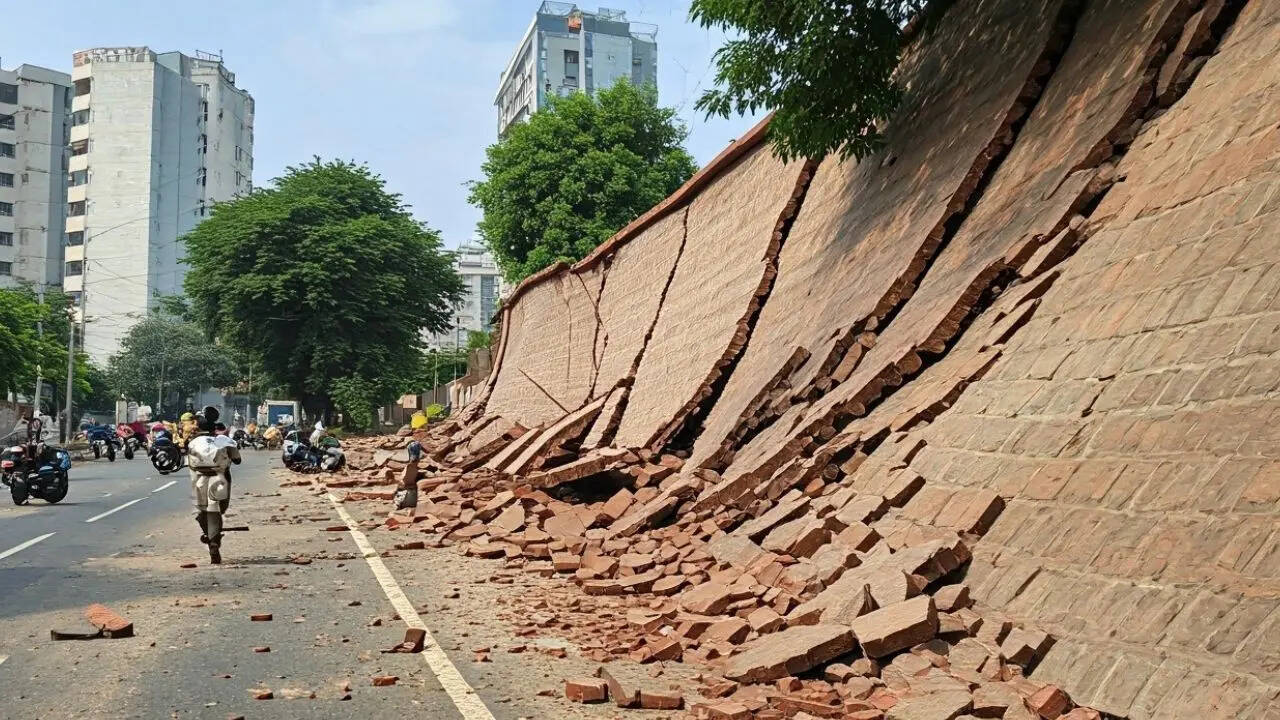 दिल्ली में भारी बारिश के कारण गिरी 15 फीट ऊंची दीवार, हादसे में मां-बेटे की  मौत | Times Now Navbharat