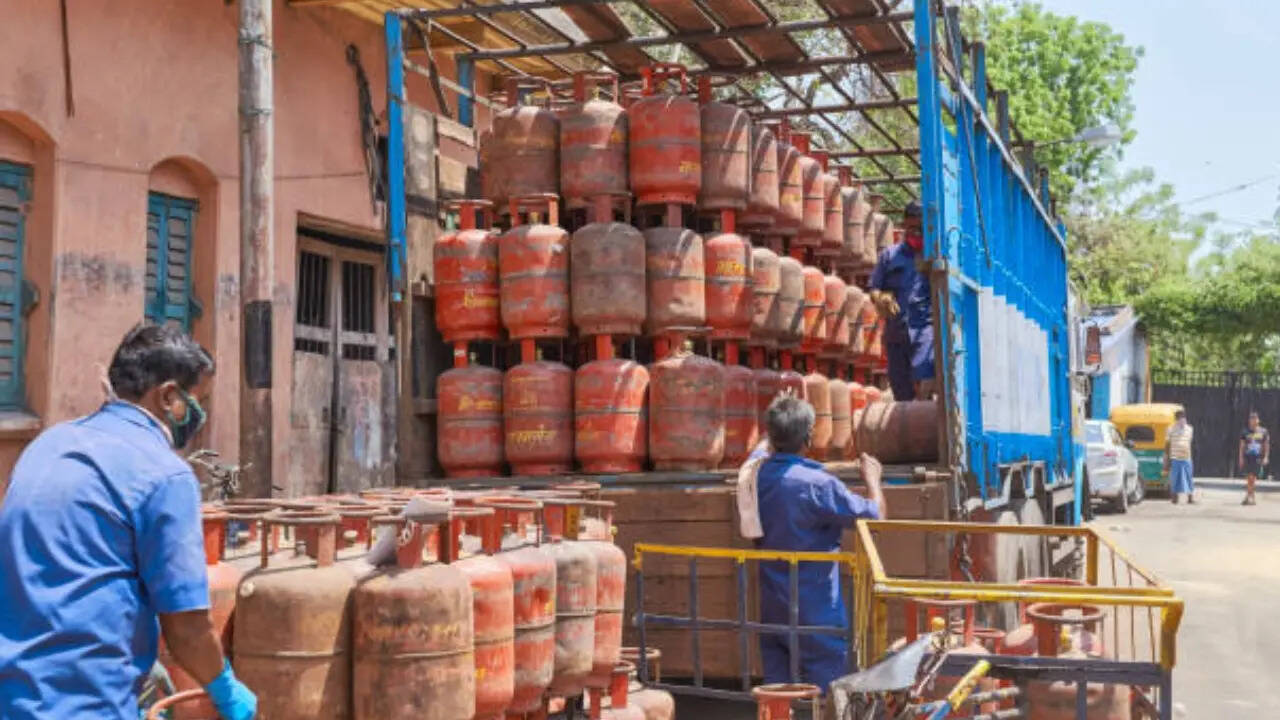 एलपीजी और गैस सिलेंडर की कीमतें हो सकती हैं सस्ती या महंगी​