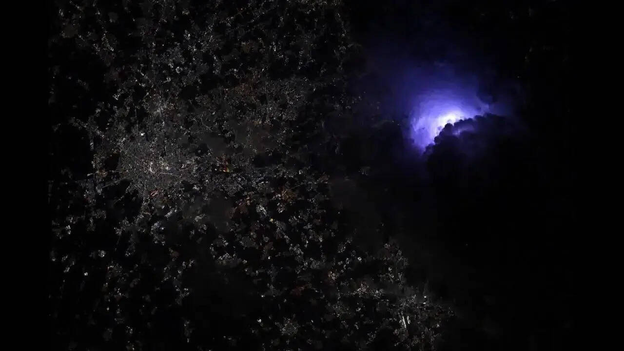 कितनी ऊंचाई पर परिक्रमा कर रहा था ISS