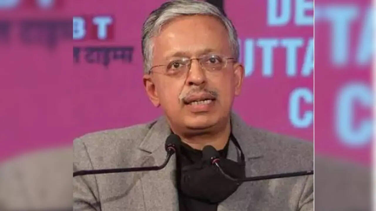 कौन हैं मनोज कुमार सिंह