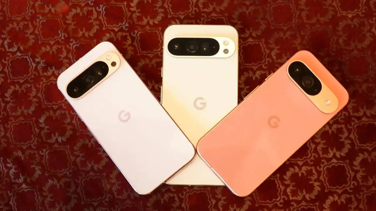 गूगल ने पिक्सल 9 में परफॉर्मेंस के लिए Google Tensor G4 चिपसेट दिया है। इस प्रीमियम फोन में आपको 4700mAh की बड़ी बैटरी मिलती है जो कि 27W की फास्ट चार्जिंग को सपोर्ट करती है। इसमें कंपनी ने रिवर्स चार्जिंग की भी सुविधा दी है।