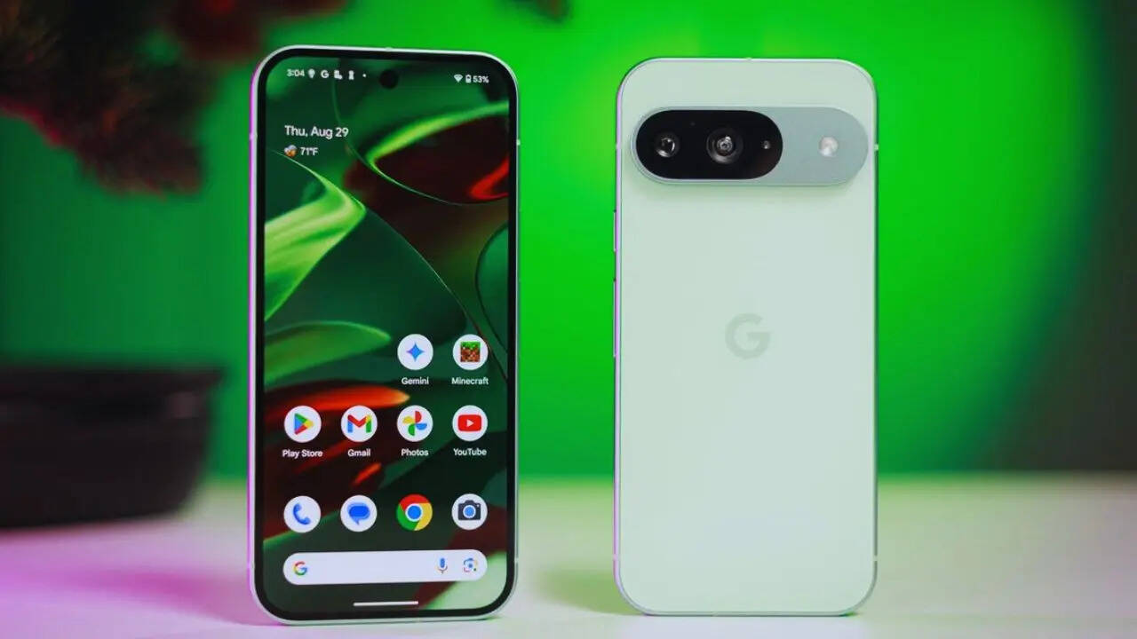 Google Pixel 9 में कंपनी ने 6.3 इंच का OLED डिस्प्ले दिया है। इसमें आपको 120Hz का रिफ्रेश रेट और 1800 निट्स तक की पीक ब्राइटनेस मिलती है। डिस्प्ले को सेफ रखने के लिए इसमें कॉर्निंग गोरिल्ला ग्लास विक्टस 2 की प्रोटेक्शन दी गई है। आउट ऑफ द बॉक्स यह स्मार्टफोन एंड्रॉयड 14 पर रन करने वाला है।