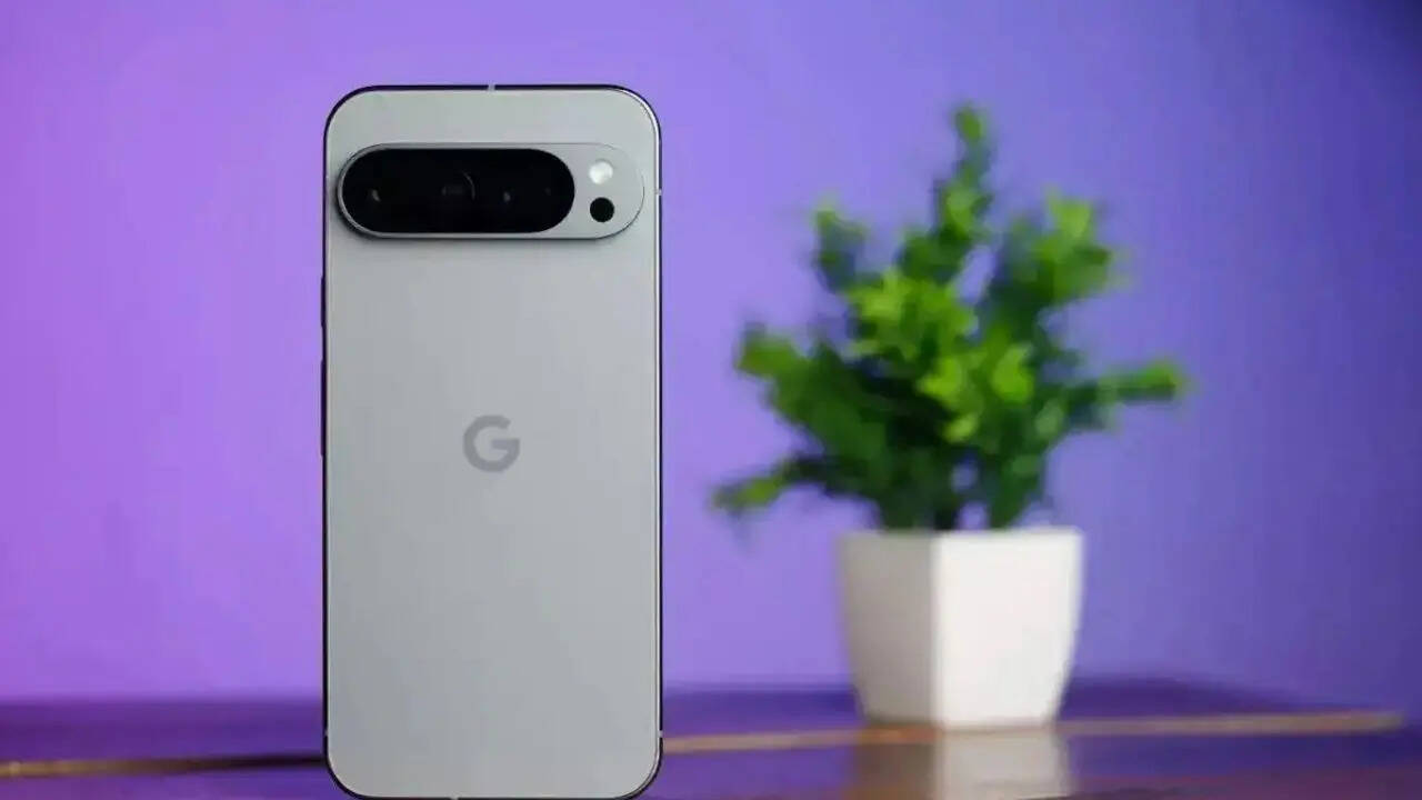 फ्लिपकार्ट में Google Pixel 9 का 256GB वेरिएंट इस समय 79,999 रुपये में लिस्ट है। लेकिन अभी आपको इसे खरीदने के लिए इतने रुपये नहीं खर्च करने पड़ेंगे। फ्लिपकार्ट फ्रीडम सेल के मौके पर इस फोन पर 18% का फ्लैट डिस्काउंट दे रहा है। इस ऑफर के साथ आप इसे सिर्फ 64,999 रुपये में खरीद सकते हैं।