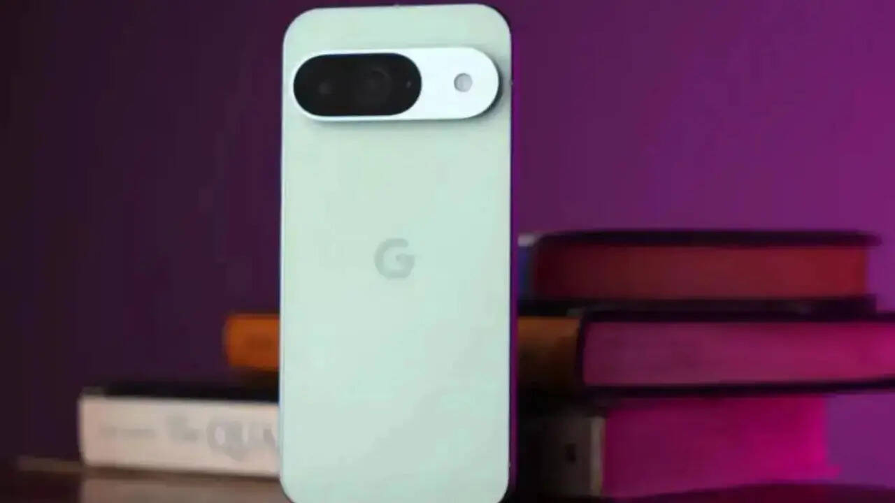 फ्लिपकार्ट में Google Pixel 9 का 256GB वेरिएंट इस समय 79,999 रुपये में लिस्ट है। लेकिन अभी आपको इसे खरीदने के लिए इतने रुपये नहीं खर्च करने पड़ेंगे। फ्लिपकार्ट फ्रीडम सेल के मौके पर इस फोन पर 18% का फ्लैट डिस्काउंट दे रहा है। इस ऑफर के साथ आप इसे सिर्फ 64,999 रुपये में खरीद सकते हैं।
