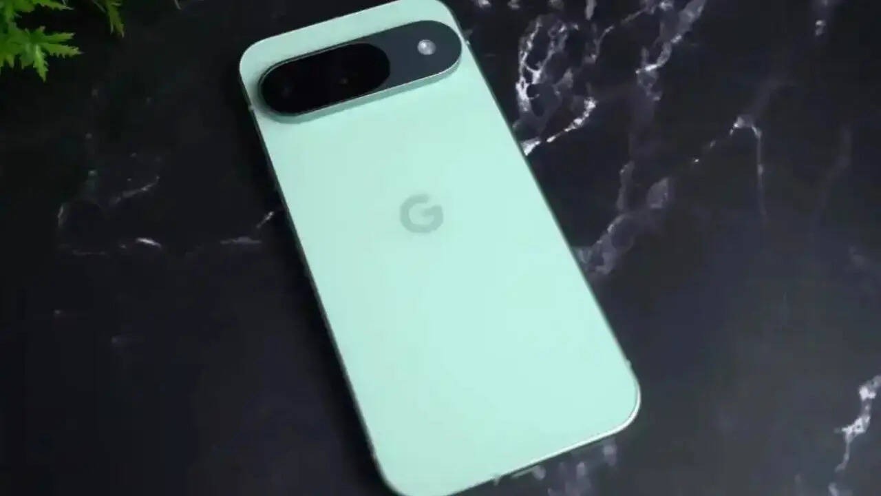 इस स्मार्टफोन कंपनी ने पिछले साल अगस्त में लॉन्च किया था। Google Pixel 9 में आपको 50+48 मेगापिक्सल का कैमरा और 10.5 मेगापिक्सल का फ्रंट कैमरा मिलता है। कैमरा डिपॉर्टमेंट के मामले में यह स्मार्टफोन कई सारे फोन्स को कड़ी टक्कर देता है।