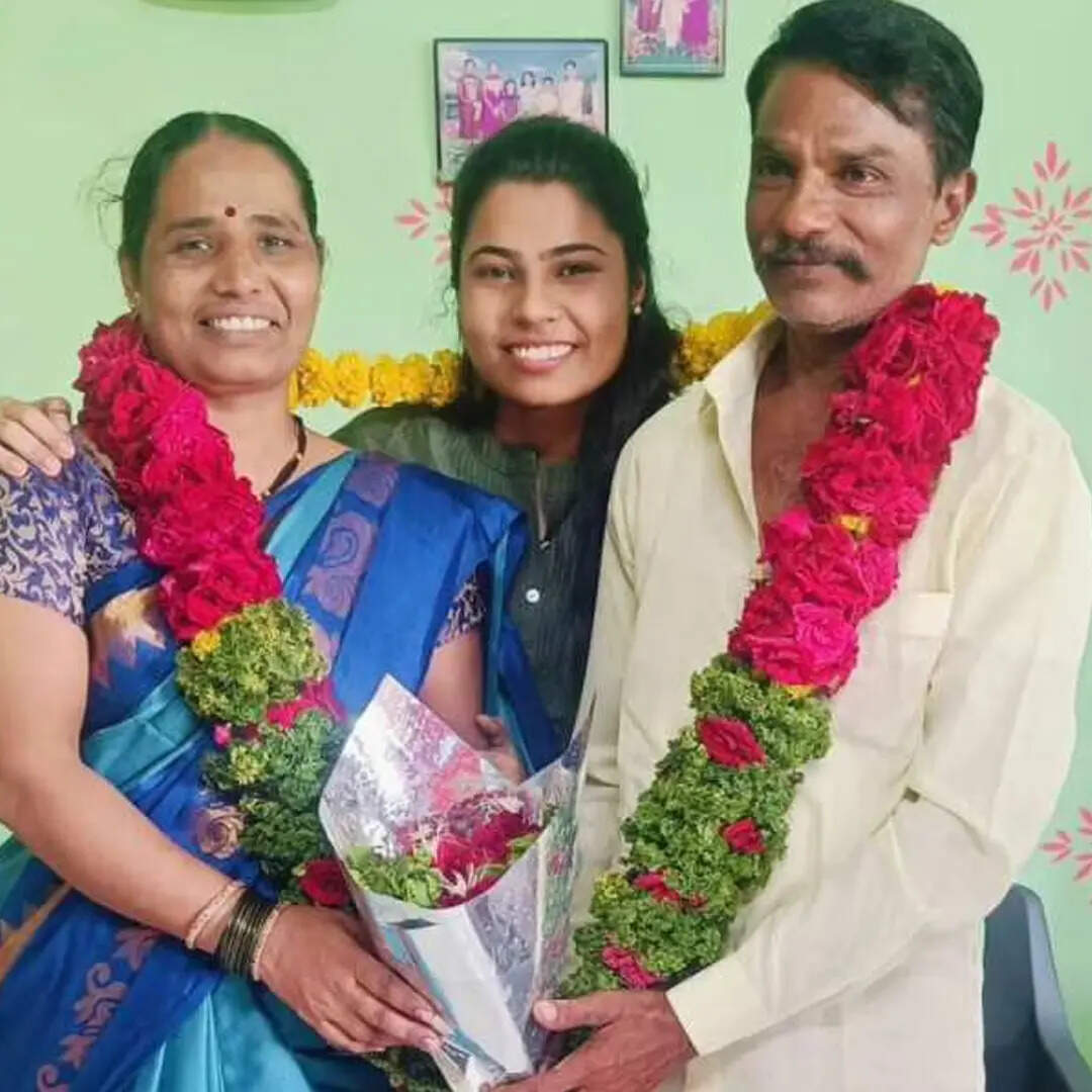 Swati mohan rathod Motivational story daughter of a vegatable seller ...