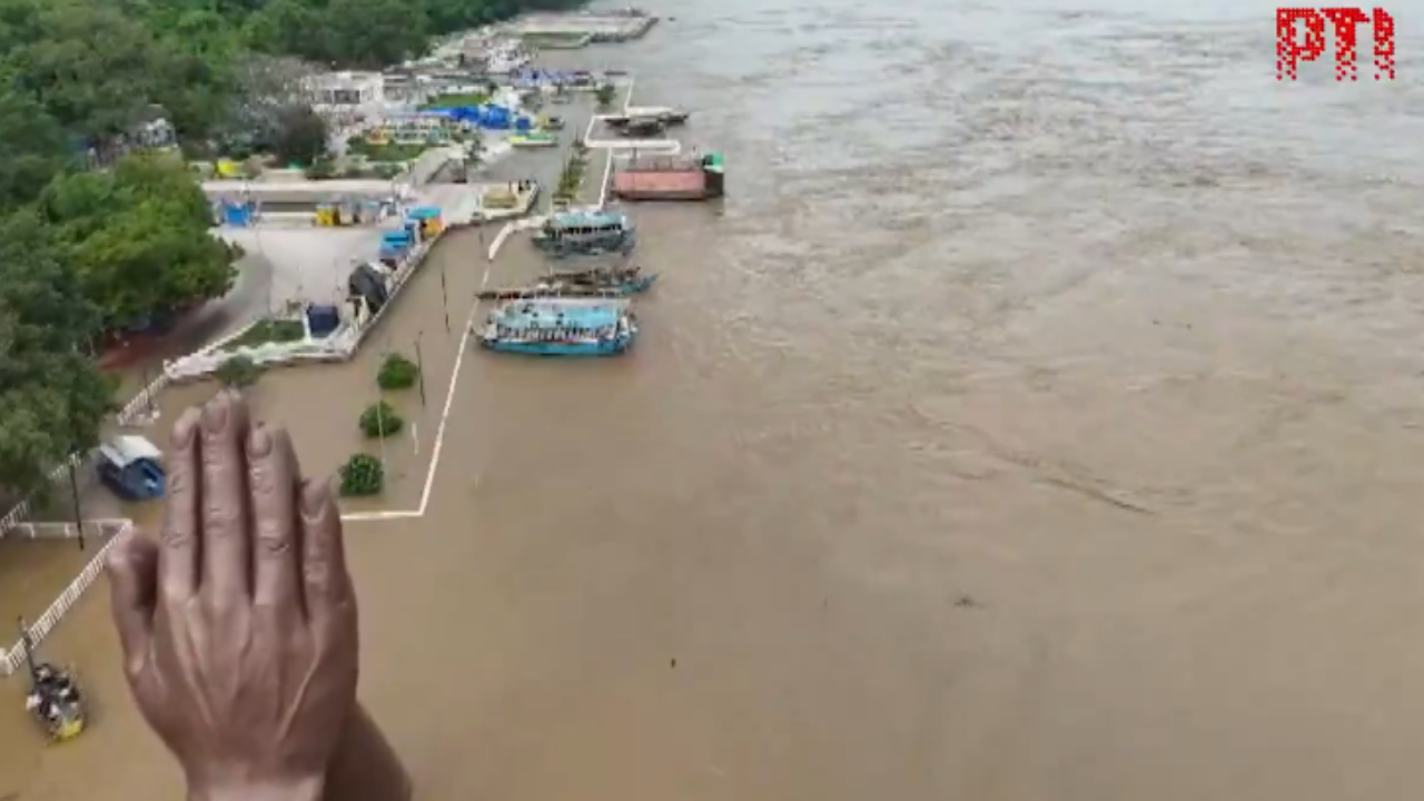UP Flood पश्चिम से पूर्वांचल तक खतरे के निशान से नीचे नहीं आ रहीं गंगा-यमुना बाढ़ से बेहाल बनारस-प्रयाग