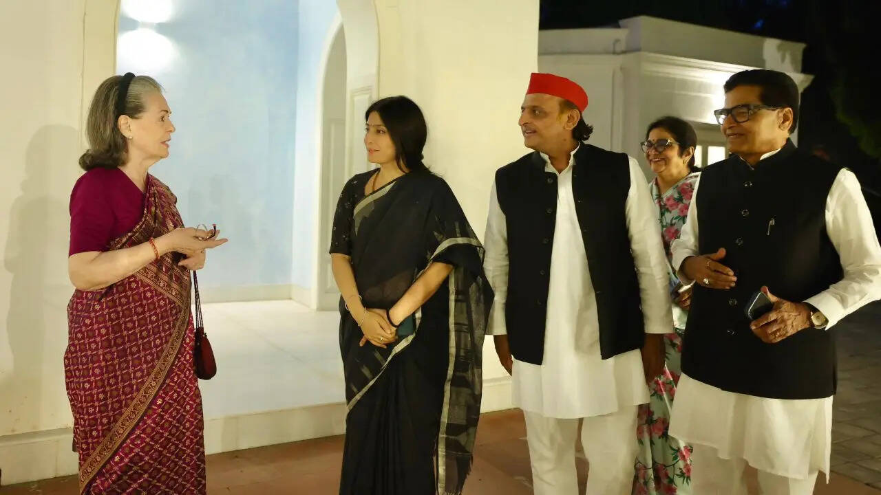 कौन-कौन रहा मौजूद