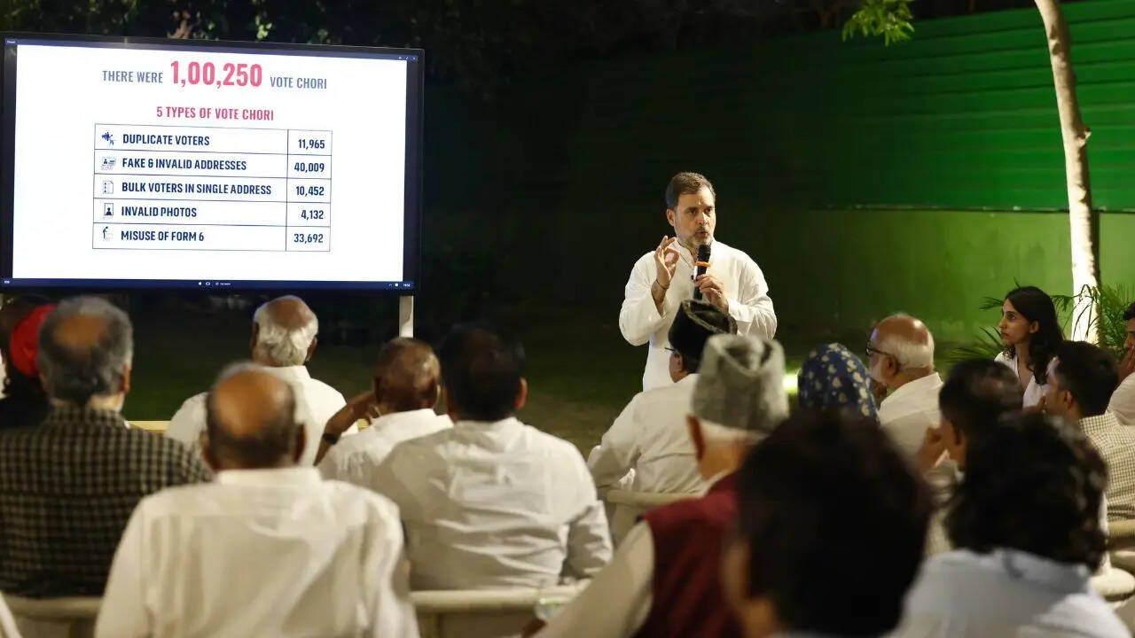 राहुल गांधी ने दिया प्रेजेंटेशन