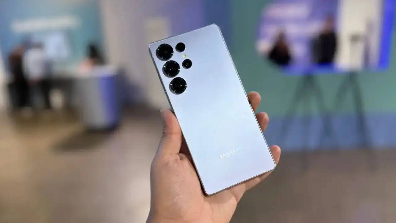 अमेजन ग्राहकों को Samsung Galaxy S23 Ultra की खरीदार पर 33 हजार रुपये से ज्यादा का एक्सचेंज ऑफर भी दे रहा है। अगर आप इस ऑफर की पूरी वैल्यू जा जाते हैं तो इस स्मार्टफोन को करीब 45 हजार रुपये में खरीदकर घर ले जा सकते हैं। 