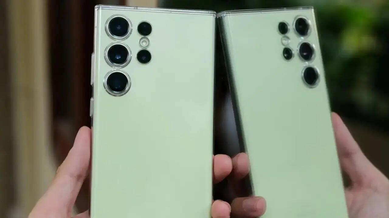 डिस्काउंट ऑफर के साथ आप अभी Samsung Galaxy S23 Ultra को सिर्फ 77,999 रुपये की कीमत में खरीद सकते हैं। मतलब अमेजन की सेल में आपके सीधे-सीधे 72000 रुपये बचने वाले हैं। फ्लैट डिस्काउंट के साथ ही अमेजन ग्राहकों को इस फोन में कैशबैक, ईएमआई जैसे दूसरे कई ऑफर्स भी दे रहा है जिसमें आप एक्स्ट्रा बचत भी कर सकते हैं। 
