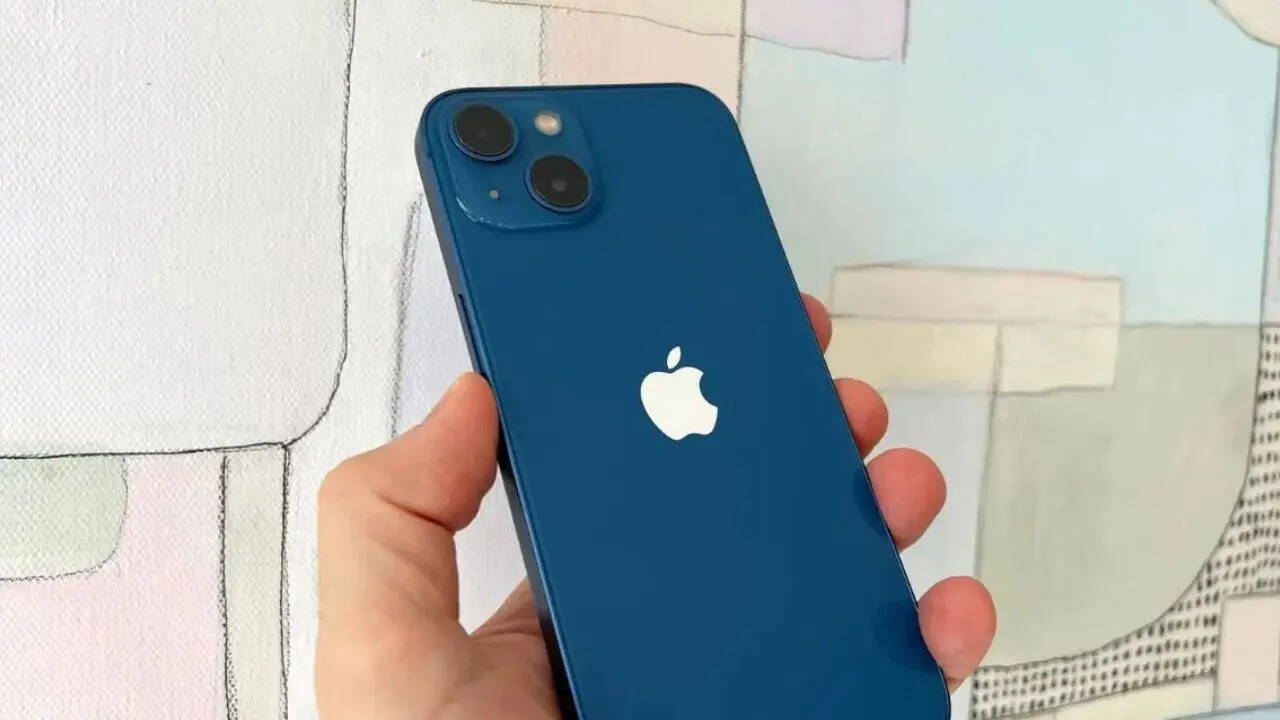 इस ऑफर के साथ आप प्रीमियम आईफोन को करीब 9000 रुपये की बचत के साथ सिर्फ 61,400 रुपये की कीमत में खरीद कर घर ले जा सकते हैं। अमेजन ग्राहकों को बैंक ऑफर्स भी दे रहा है जिसका फायदा लेकर आप एक्स्ट्रा बचत कर सकते हैं।
