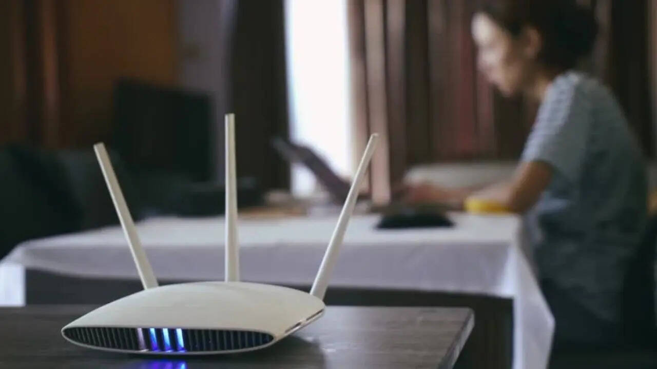 WiFi के राउटर से कुछ तरंगे निकलती हैं जिनका सीधा असर हमारे शरीर पर पड़ता है। इससे हमें कई सारे काम में सुविधा तो मिलती है लेकिन इससे कई सारी गंभीर बीमार होने का भी खतरा रहता है। हाई स्पीड कनेक्टिविटी वाला यह सिस्टम बच्चो, बूढ़ों और वयस्कों के लिए बड़ी मुसीबत बन सकता है।