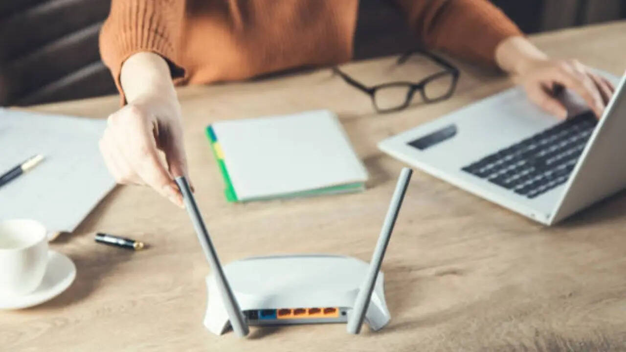 WiFi ऑन रखने से भले ही बिजली के बिल में बहुत ज्यादा फर्क नहीं पड़ता लेकिन इससे आपके स्वास्थ पर जरूर असर पड़ता है। ऐसे में अगर आपके बेड के पास वाई फाई राउटर लगा है और आप सोते समय इसे ऑन रखते हैं तो आपको बेहद सावधान रहने की जरूरत है।