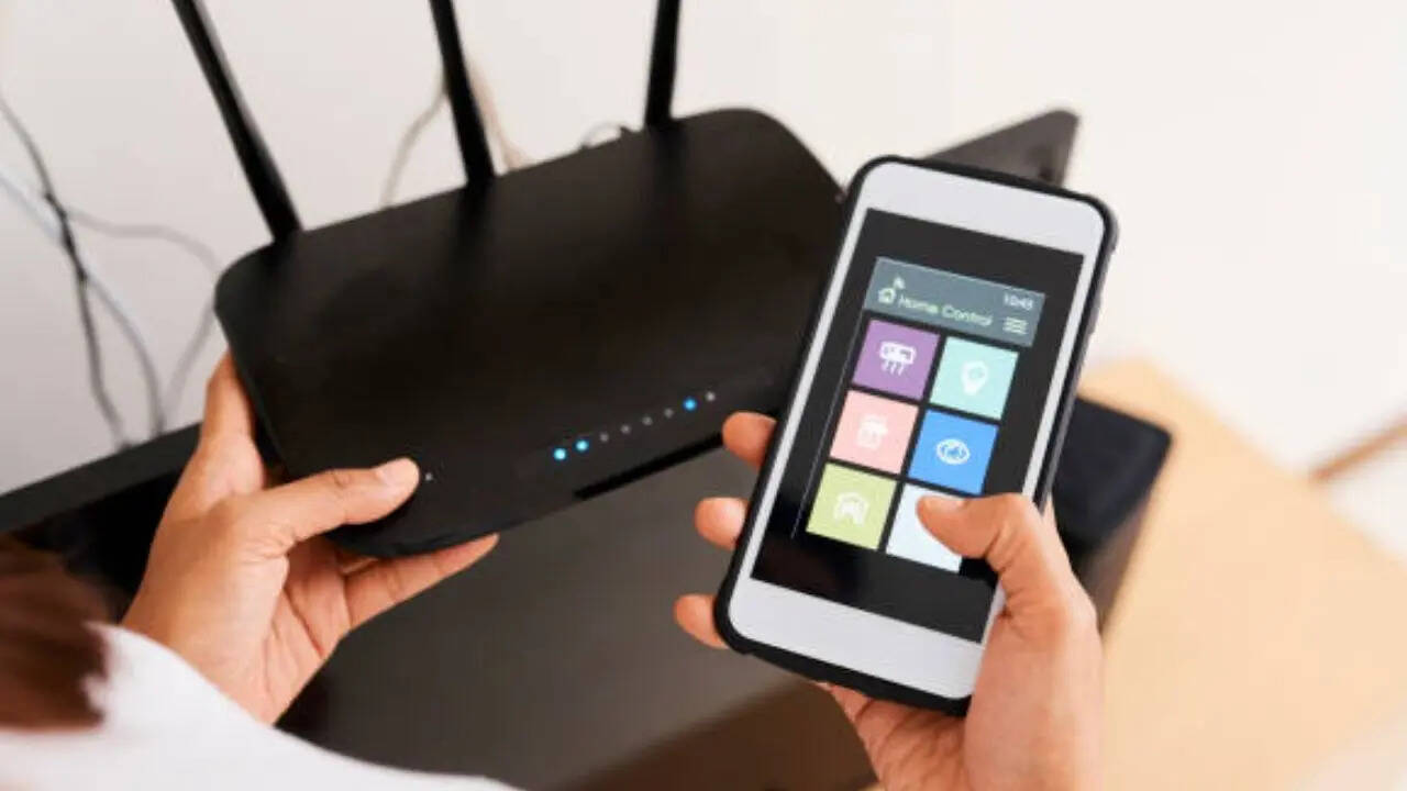 WiFi कनेक्शन हमारे कई सारे काम को आसान तो बनाता है लेकिन अगर आप इसे दिन रात लगातार ऑन रखते हैं तो इससे बड़ा नुकसान भी हो सकता है। राउटर लगातार ऑन रहने से बिजली का बिल भी बढ़ता है और साथ ही इससे हमारे स्वास्थ्य पर भी असर पड़ता है।