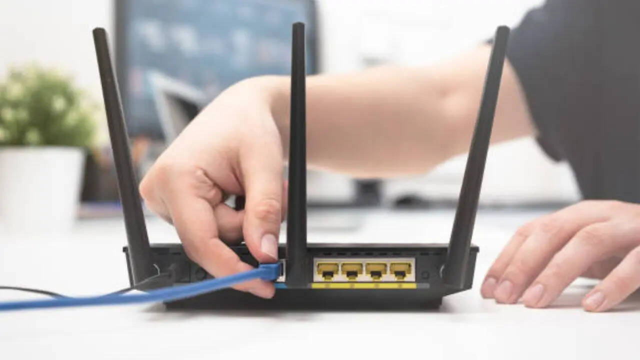 अधिकांश लोग घर में WiFi कनेक्शन लेने के बाद उसे हमेशा ऑन रखते हैं। कई लोग तो राउटर को महीनों तक बंद नहीं करते। अगर आप में भी यह आदत है तो आपको थोड़ा सावधान रहने की जरूरत है। 