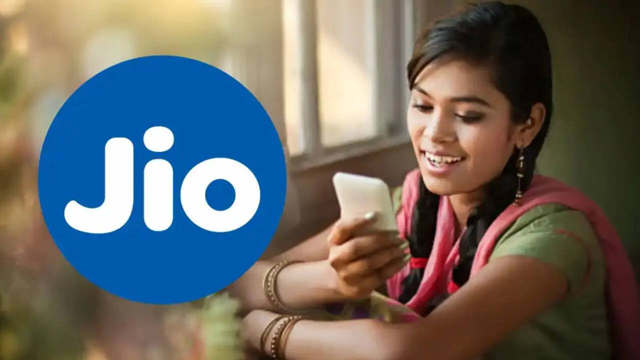 रिलायंस जियो देश की नंबर एक टेलिकॉम कंपनी है। जियो हमेशा से ही ग्राहकों के लिए सस्ते और किफायती रिचार्ज प्लान्स ऑफर करने वाली कंपनी के तौर पर जानी जाती रही है। देशभर में करीब 48 करोड़ यूजर्स की यह फेवरेट टेलिकॉम कंपनी है। 