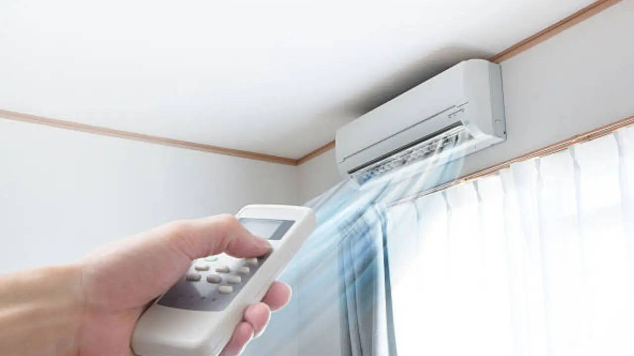 AC को इस्तेमाल करना कोई रॉकेट साइंस नहीं लेकिन फिर भी कई लोग इसे इस्तेमाल करते समय ऐस छोटी छोटी गलती करते हैं जिसका सीधा असर एसी के कंपोनेंट्स और उसकी परफॉर्मेंस पर पड़ती है। अगर ध्यान न दिया जाए तो महंगा एसी जल्दी खराब हो सकता है।