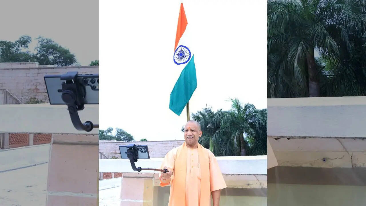 सीएम योगी ने ली तिरंगे के साथ सेल्फी
