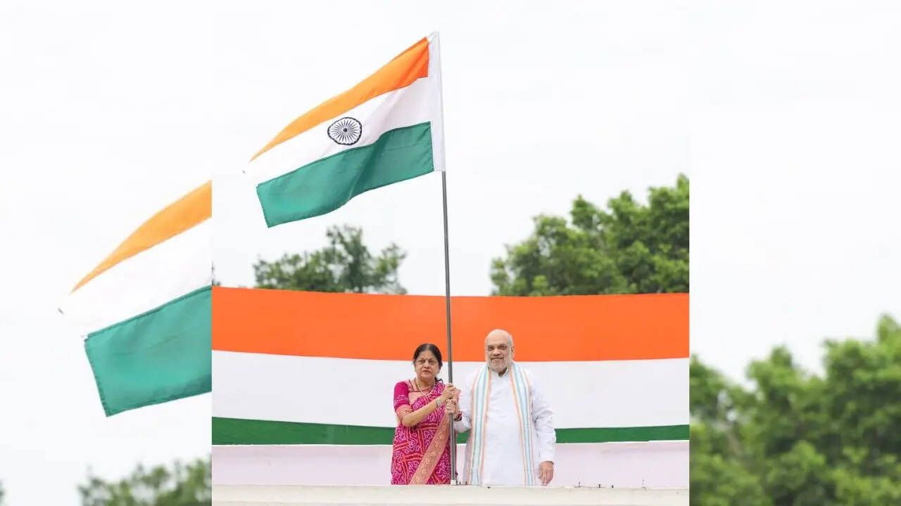 गृह मंत्री अमित शाह ने फहराया तिरंगा