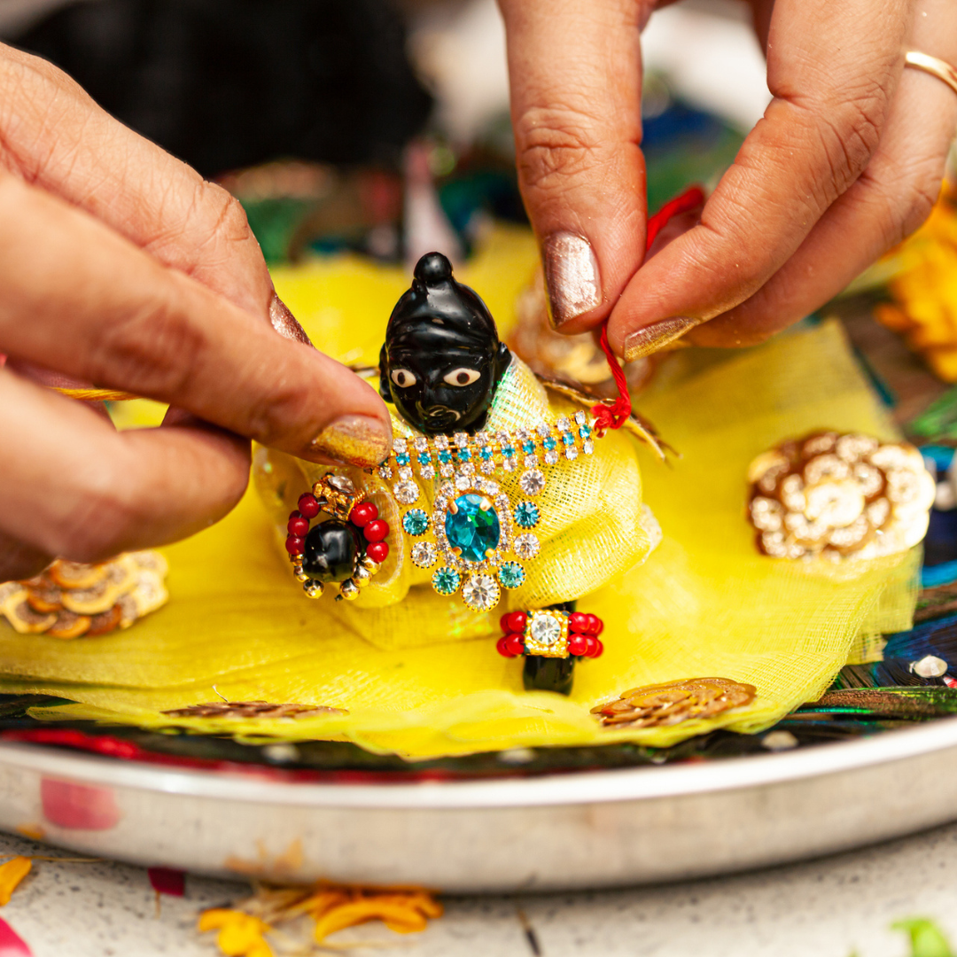लड्डू गोपाल का श्रृंगार