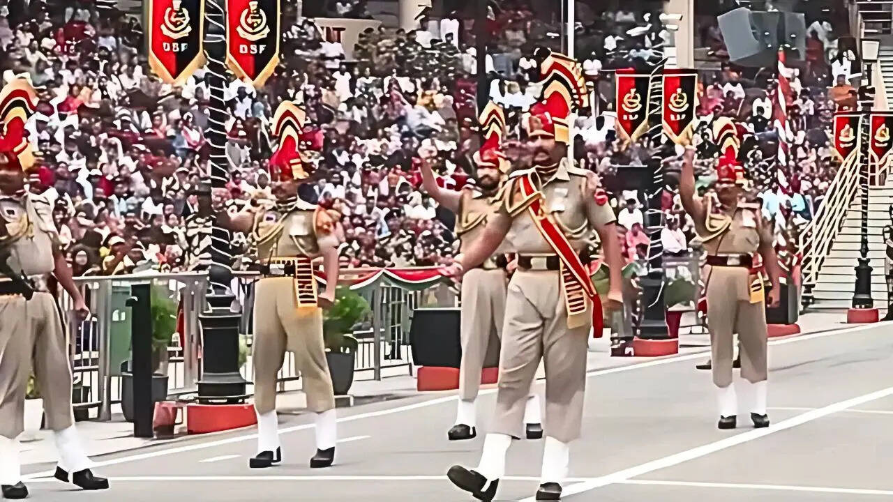अटारी-वाघा सीमा शानदार मार्च पास्ट