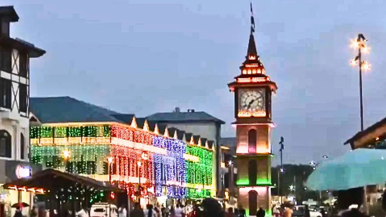 श्रीनगर के लाल चौक तिरंगे के रंगों में रंगा