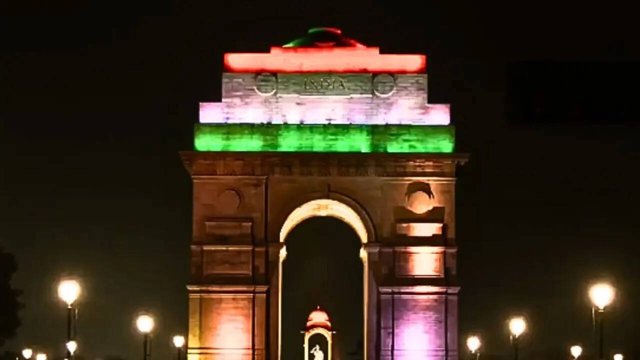 दिल्ली में सजा इंडिया गेट