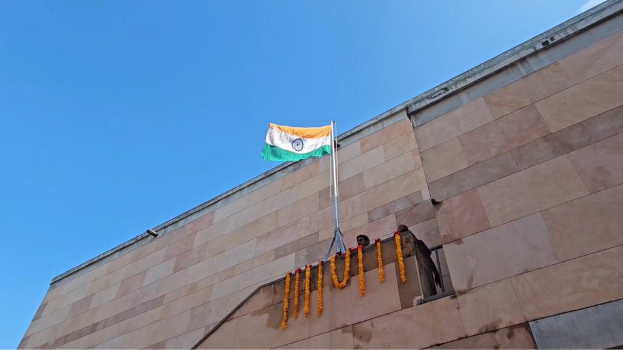 काशी विश्वनाथ धाम में ध्वजारोहण