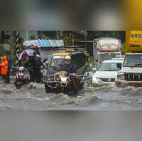 Mumbai Weather रिकॉर्डतोड़ बारिश से मुंबई का हाल-बेहाल आज भी जारी हुआ रेड अलर्ट जानें अगले तीन दिनों तक कैसा रहेगा मौसम