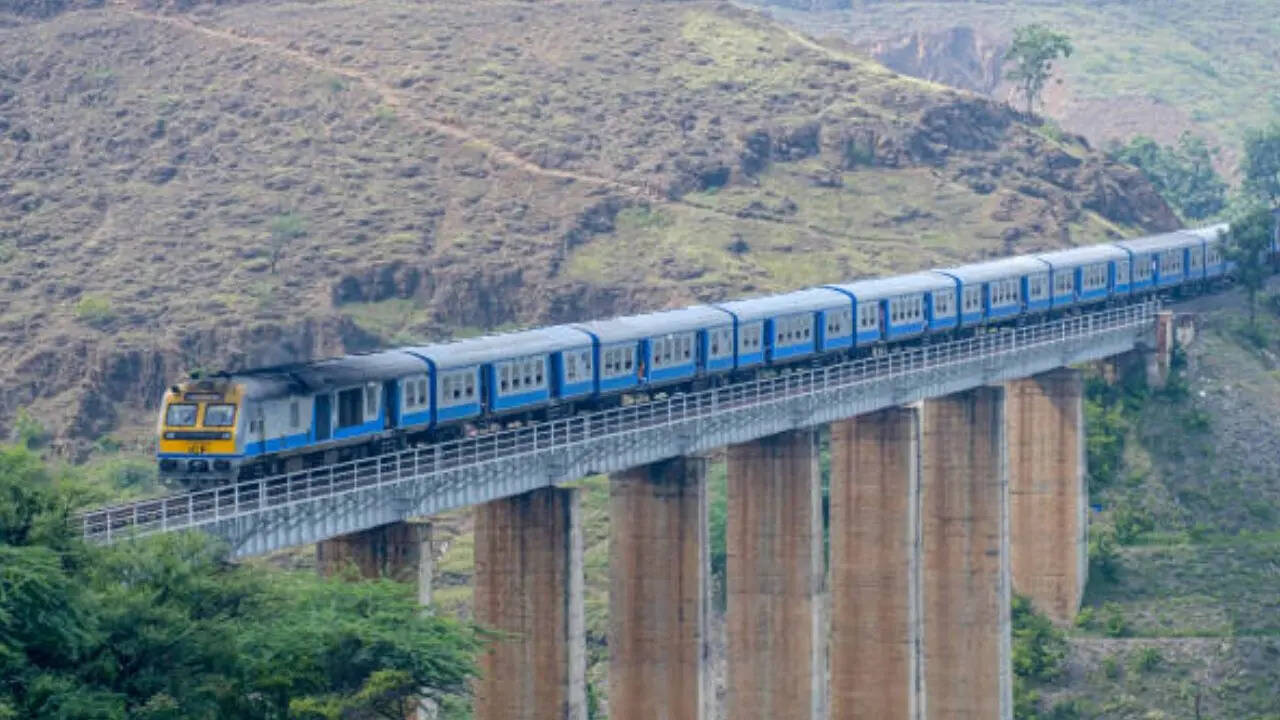 आपको बता दें कि लगेज की यह लिमिट पर व्यक्ति पर बेस्ड होगी। मतलब एक व्यक्ति एसी फर्स्ट क्लास में 70 किलो वजन का सामान ले जा सकता है। अगर दो लोग हैं तो वह 140 किलो तक सामान खरीदकर ले जा सकते हैं। रेलवे के इस नियम का उद्देश्य यात्रियों की यात्रा को सुविधाजनक बनाना और ट्रेन में बढ़ने वाले बोझ को कम करना है। फोटो क्रेडिट-iStock