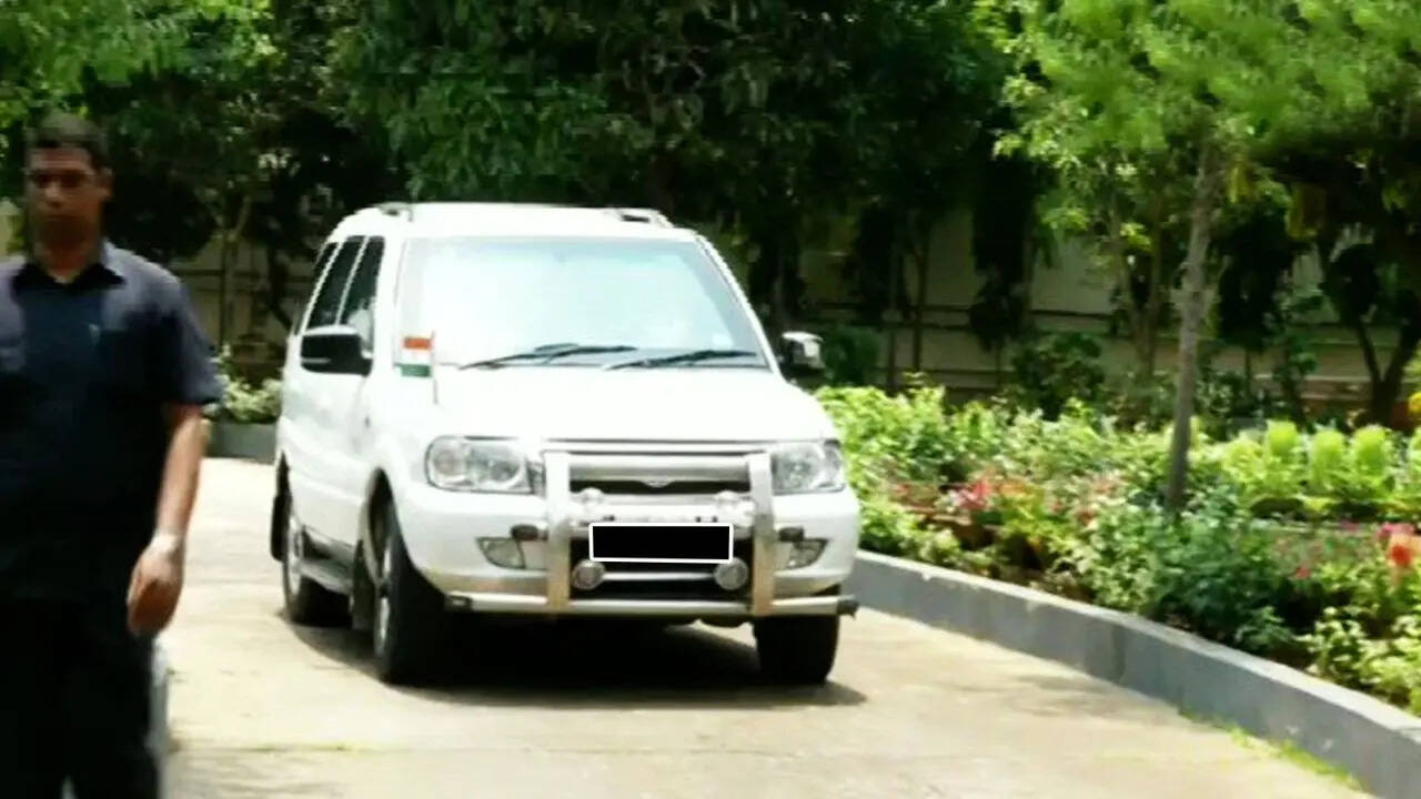 काले कलर की नंबर प्लेट