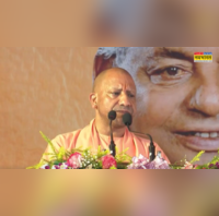CM योगी के जनता दरबार में शख्स ने खाया जहरीला पदार्थ मची अफरा-तफरी आवारा कुत्तों पर जुल्म से है परेशान