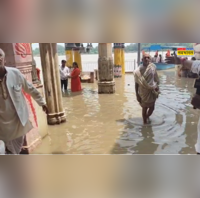 Mathura Flood Video यमराज के दरबार पर यमुना मथुरा में बाढ़ का कहर विश्राम घाट की सीढ़ियां डूबीं