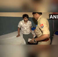 Greater Noida दहेज के लिए पत्नी को जलाकर मारने वाले आरोपी विपिन का पुलिस एनकाउंटर हिरासत में सास