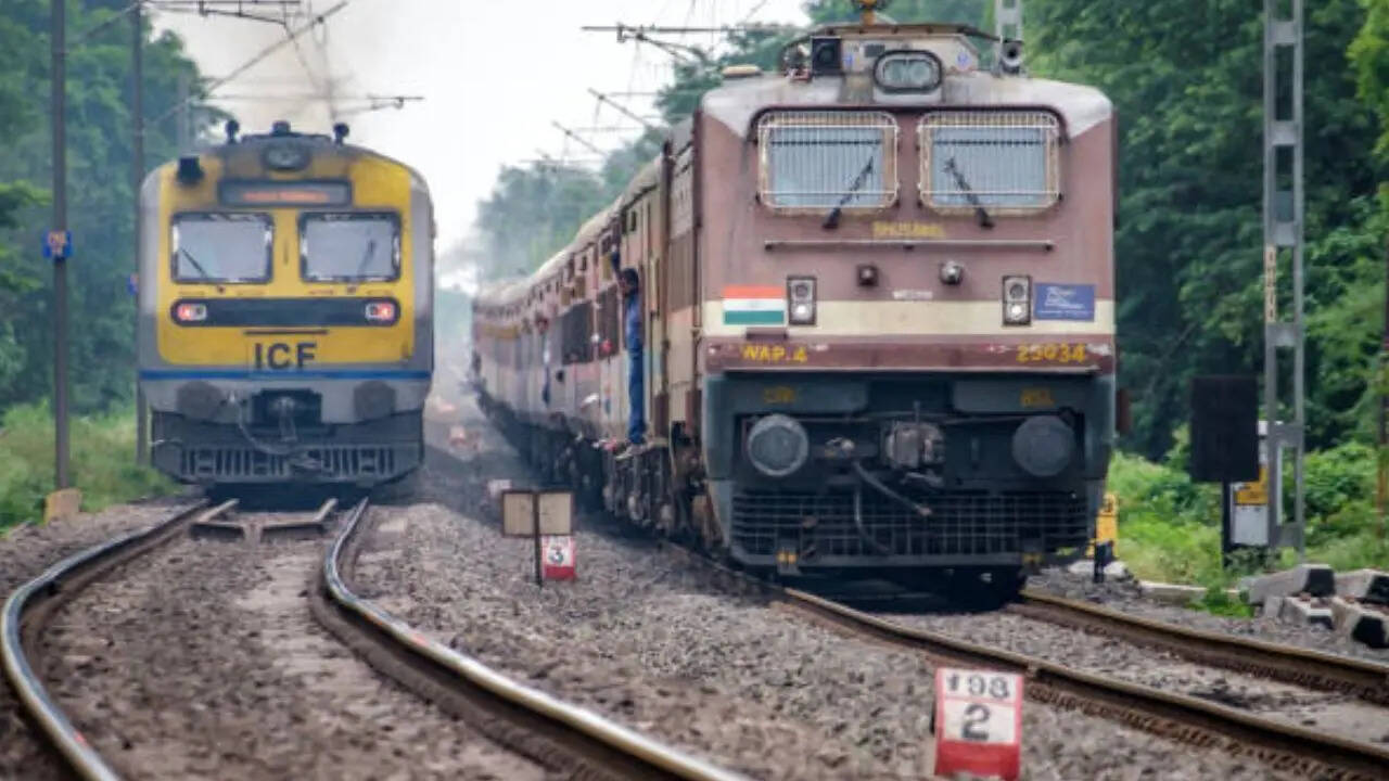 अगर आपकी ट्रेन लेट हो जाती है और आप अपना टिकट कैंसिल कर देते हैं तो रिफंड पाने के लिए आपको Ticket Deposit Receipt यानी TDR फाइल करना होता है। इसके लिए आप रेलवे स्टेशन काउंटर या फिर IRCTC के पोर्टल पर जा सकते हैं।