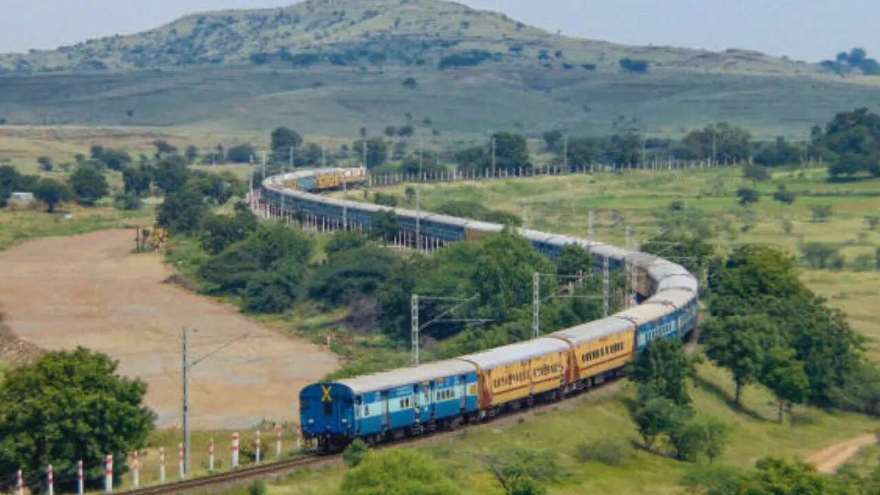 आपको बता दें कि अगर ट्रेन एक निश्चित समय से ज्यादा लेट है तो उस कंडीशन पर यात्री रेवले से रिफंड की मांग कर सकता है। हालांकि रिफंड तभी मिलेगा जब उसकी डिमांड रेवले के नियमों के मुताबिक हो। आइए आपको इसकी पूरी जानकारी देते हैं।