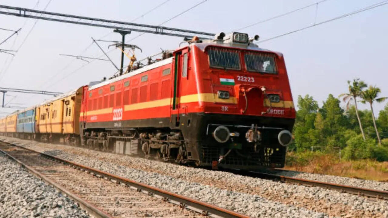 ट्रेन का लेट होना एक आम समस्या है। ज्यादातर ट्रेन किसी न किसी कारण से लेट रहती ही हैं। आपको बता दें कि रेवले कई सारी कंडीशन्स पर यात्रियों को उनका किराया रिफंड करता है। इसी तरह ट्रेन लेट होने पर भी भारतीय रेवले रिफंड देती है लेकिन इसकी कुछ कंडीशन्स भी हैं।