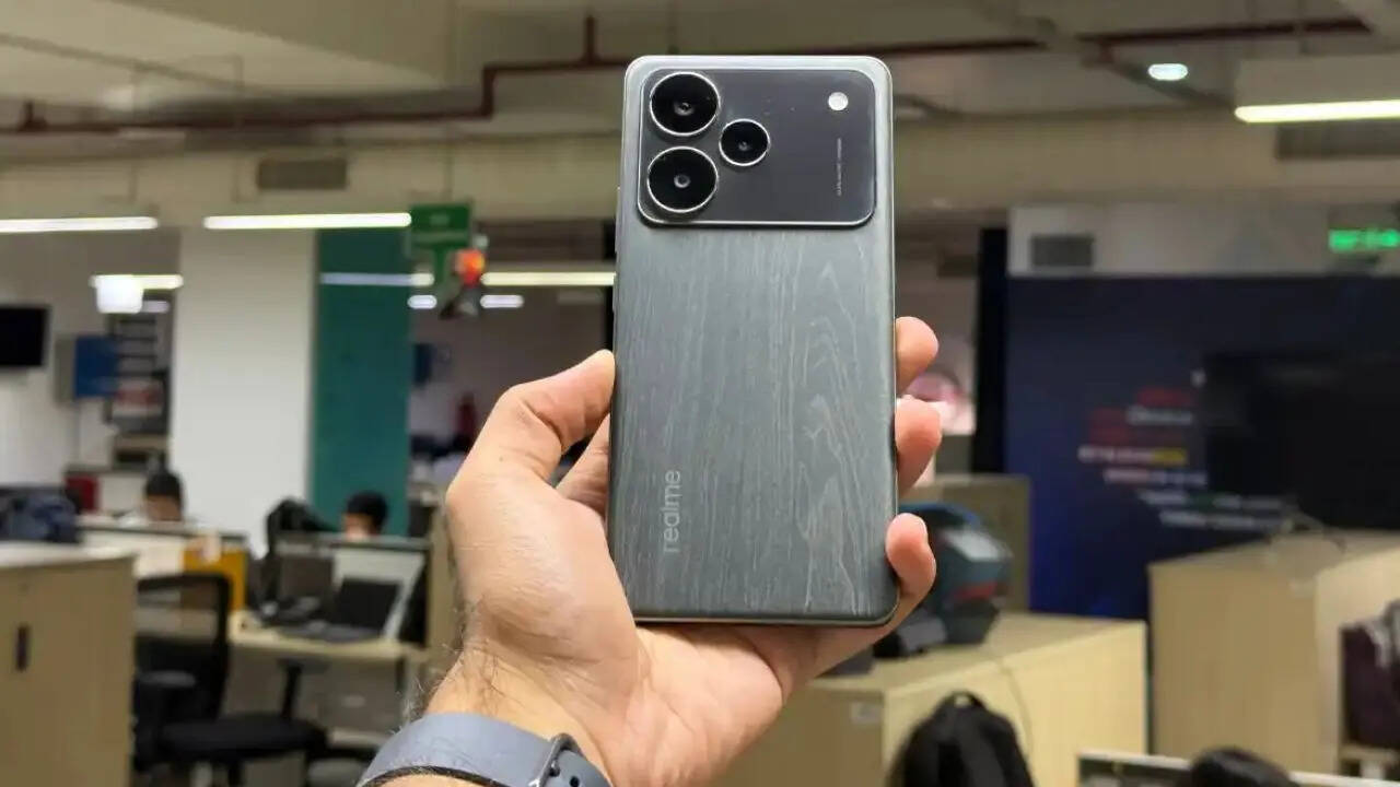 7000mAh बैटरी वाले Realme P4 5G की बिक्री शुरू, फर्स्ट सेल में ही मिल रहा है तगड़ा डिस्काउंट | Times Now Navbharat