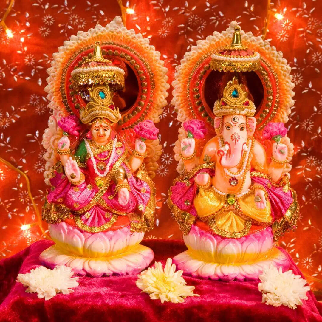 देवी लक्ष्मी संग विराजें
