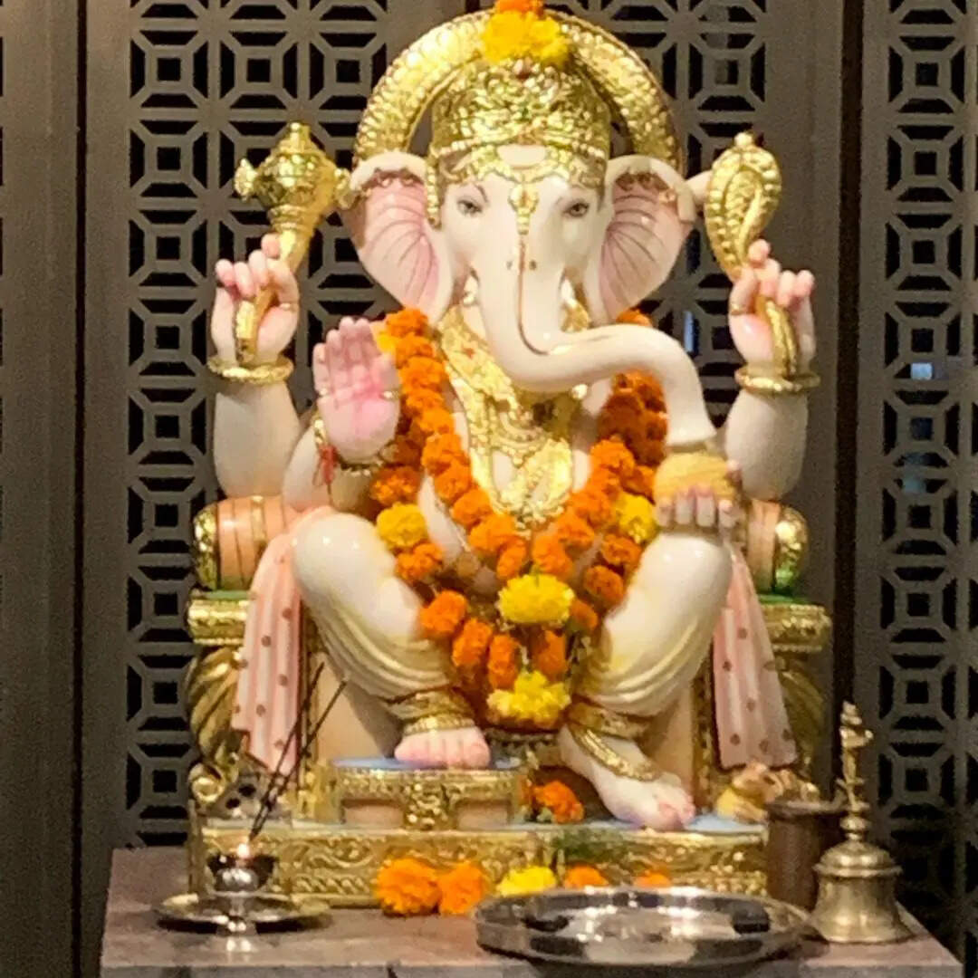 दीवार से सटाएं