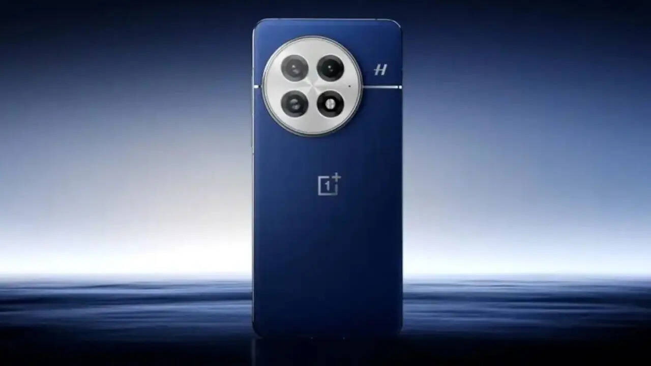 OnePlus 13 में कंपनी ने 682 इंच की एमोलेड स्क्रीन दी गई है। डिस्प्ले में आपको 120Hz 2160Hz PWM Dolby Vision HDR10 का सपोर्ट मिलता है। डिस्प्ले की सुरक्षा के लिए इसमें Ceramic Guard glass दिया गया है। आउट ऑफ द बॉक्स यह स्मार्टफोन एंड्रॉयड 15 पर रन करता है।