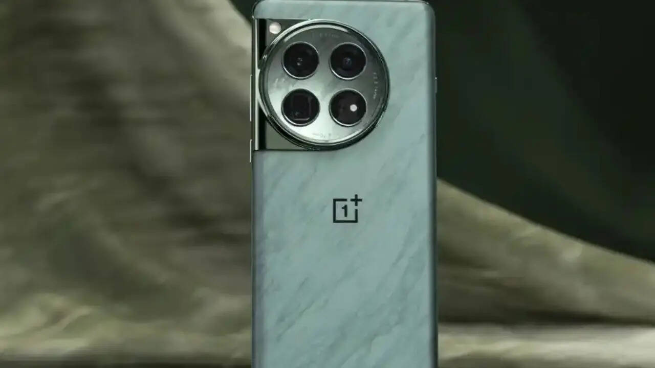 OnePlus 13 खरीदने वाले ग्राहकों को कंपनी 33050 रुपये का एक्सचेंज ऑफर है। अगर आप अपना पुराना स्मार्टफोन एक्सचेंज कराते हैं तो 33 हजार रुपये तक की बचत कर सकते हैं। अगर आपको इस ऑफर की पूरी वैल्यू मिल जाती है तो आप इस स्मार्टफोन को 31949 रुपये में खरीदकर ले जा पाएंगे।