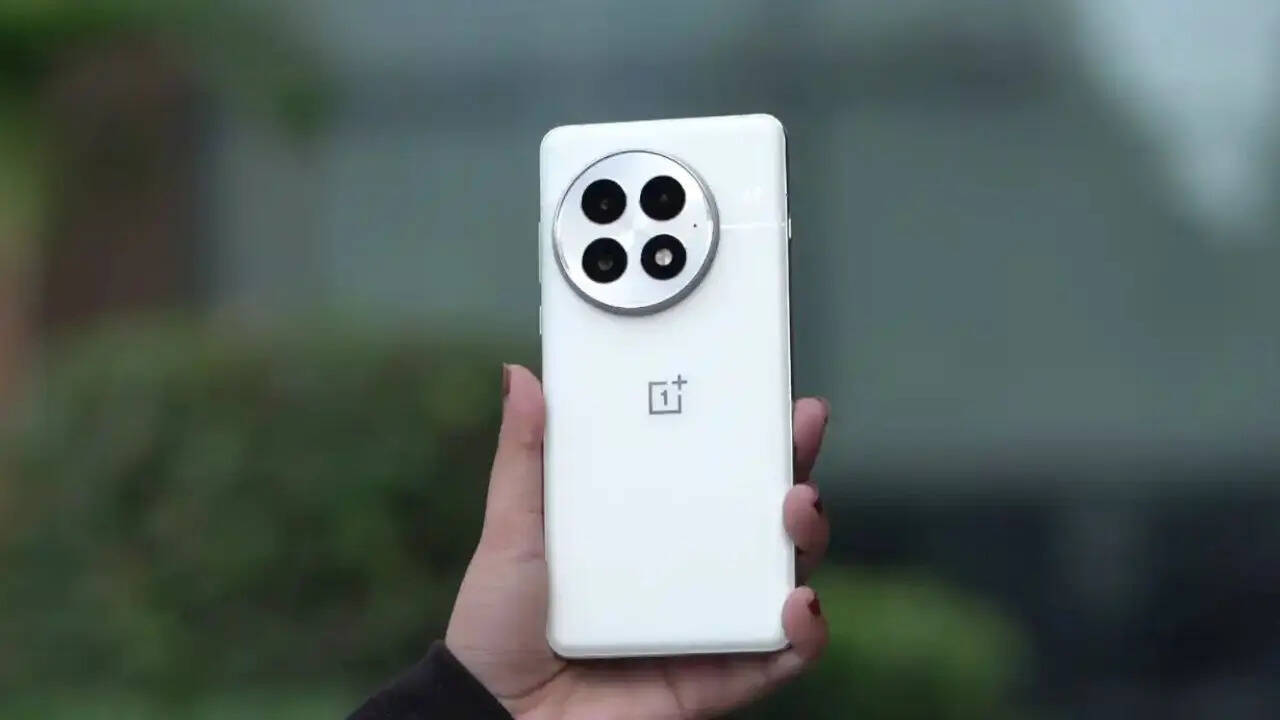 OnePlus 13 के 12GB RAM 256GB वाले वेरिएंट की बात करें तो अमेजन पर इसकी कीमत 72999 रुपये है। लेकिन फेस्टिव सीजन में कंपनी ग्राहकों को इस पर 11 का डिस्काउंट ऑफर दे रही है। अब इस ऑफर के बाद इसकी कीमत 64999 रुपये रह गई है। अमेजन ग्राहकों को इस पर 1949 रुपये तक का कैशबैक ऑफर भी दे रहा है।
