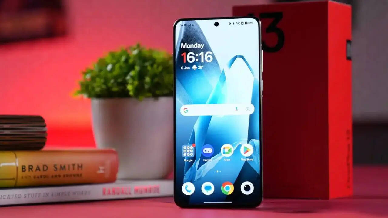 OnePlus 13 में फैस को तीन वेरिएंट्स मिलते हैं जिसमें 12GB RAM 256GB 16GB RAM 512GB and 24GB RAM 1TB के ऑप्शन्स शामिल हैं। वनप्लस ने इसके बेस वेरिएंट को 72999 रुपये की शुरुआती कीमत पर लॉन्च किया था। हालांकि अब इससे कम कीमत में खरीद सकते हैं।