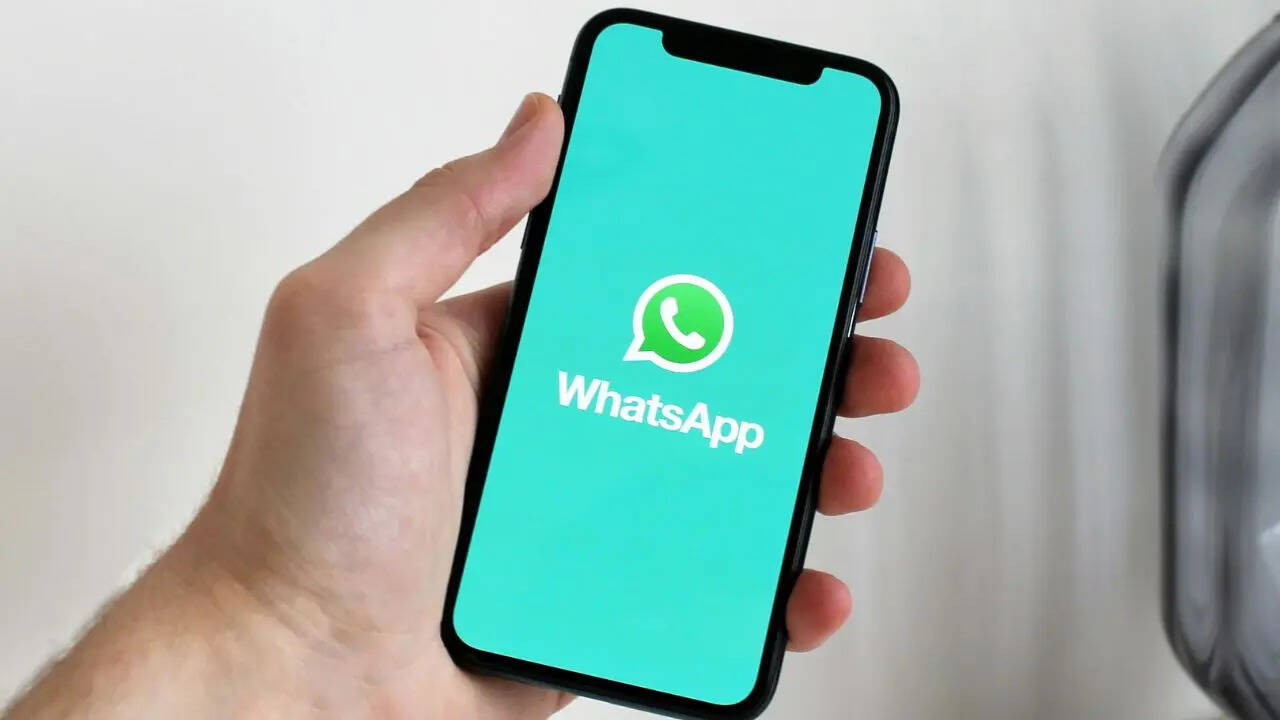 अगर आप चाहते हैं कि आपके वॉट्सऐप पर सेव किए गए नंबर कॉन्टैक्ट लिस्ट में भी दिखाई दें तो आपको सेटिंग में कुछ बदलाव करने पड़ेंगे। इसके लिए आपको सबसे पहले Setting में जाना होगा। इसके बाद आपको Privacy के ऑप्शन पर जाना होगा। अब आपको Contacts पर जाना होगा।