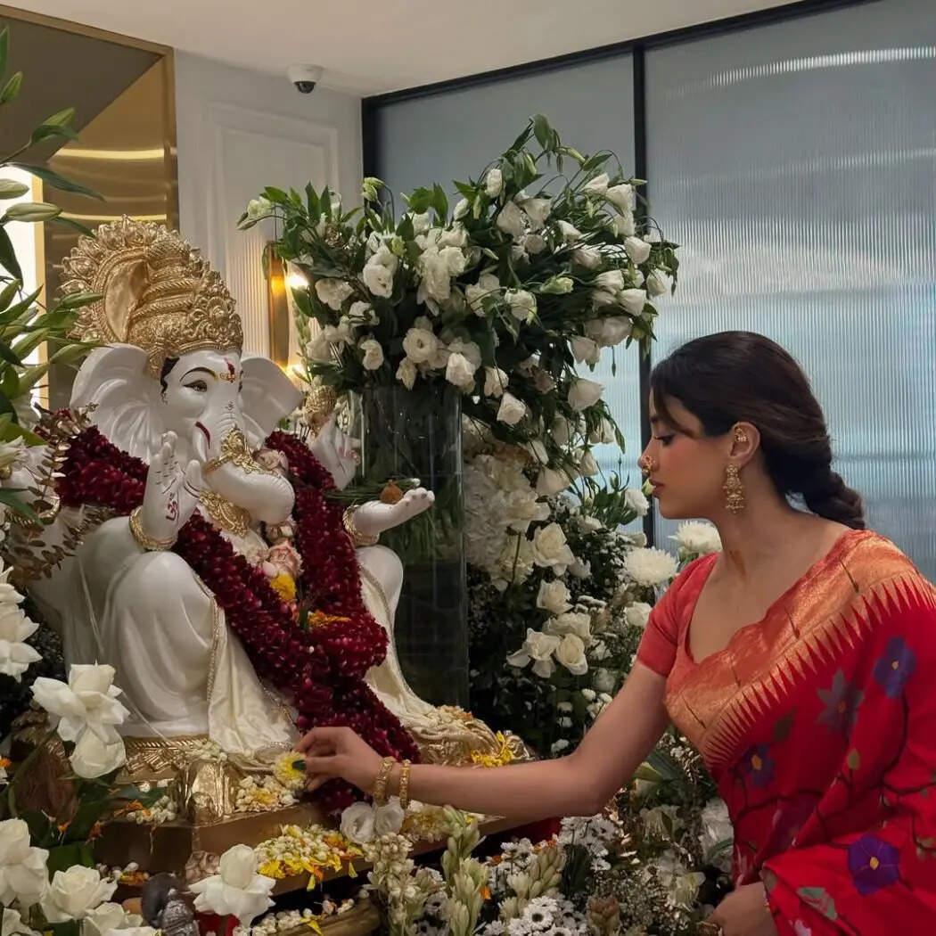 उन्होंने बप्पा की पूजा के लिए लाल रंग की साड़ी चुनी थी। Image Instagram