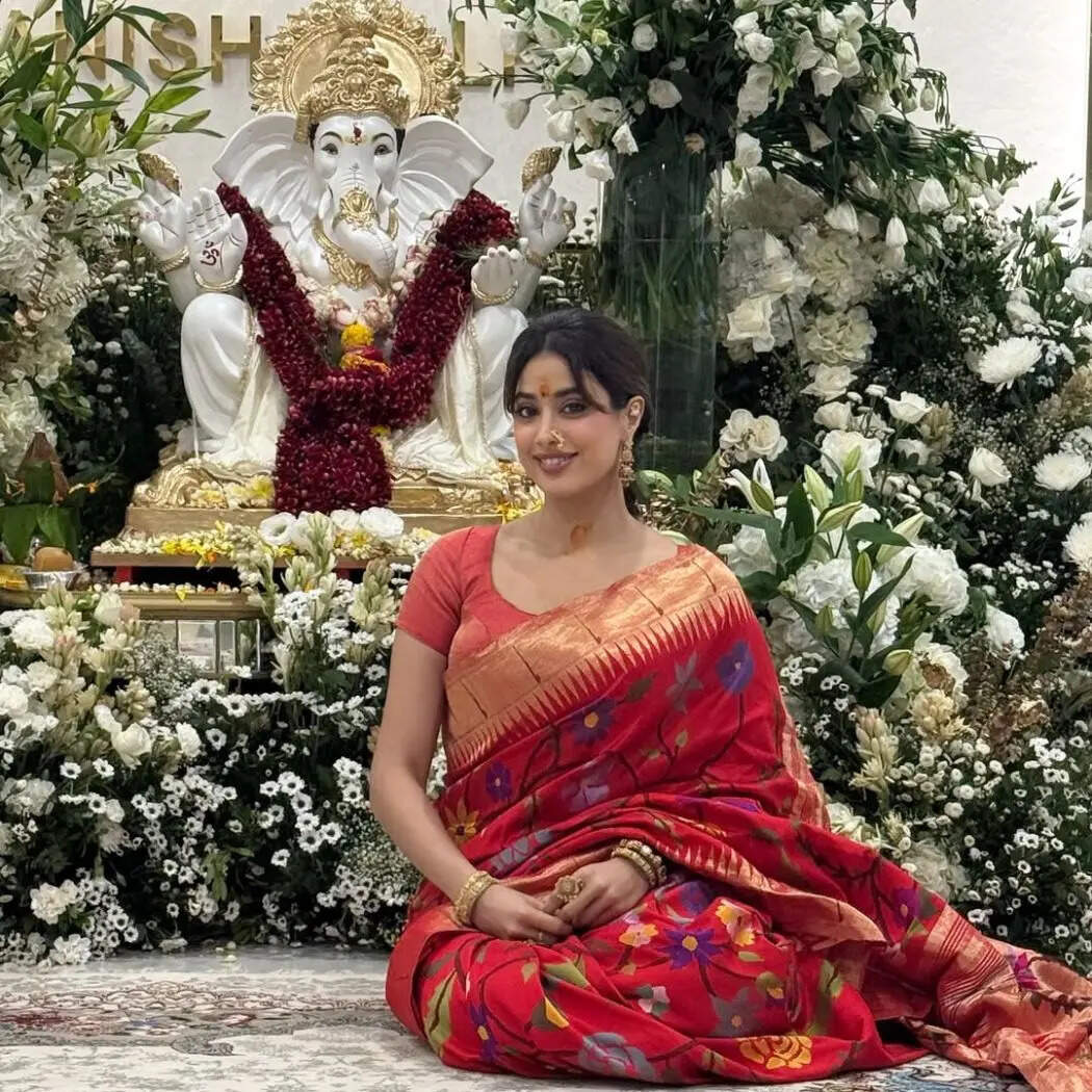जान्हवी कपूर ने मनीष मल्होत्रा के घर पर गणेश चतुर्थी सेलिब्रेट किया। एक्ट्रेस मनीष के घर पर बप्पा के दर्शन करने पहुंची थीं जहां से उन्होंने अपनी ग्लैमस तस्वीरें सोशल मीडिया पर शेयर की है। Image Instagram