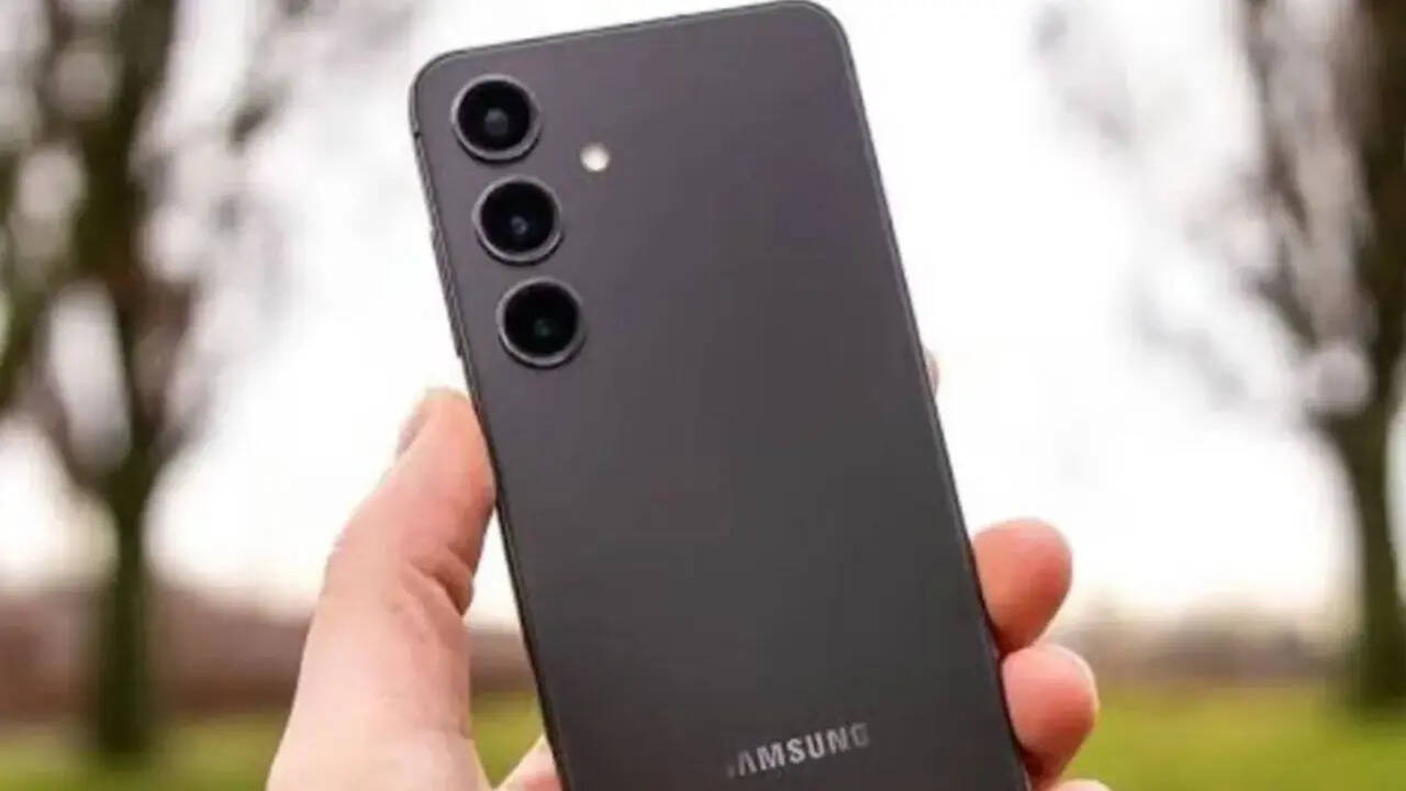 ई-कॉमर्स वेबसाइट फ्लिपकार्ट Samsung Galaxy S24 पर इस समय ग्राहकों को तगड़ा डिस्काउंट दे रही है। डिस्काउंट ऑफर का फायदा लेकर आप इस स्मार्टफोन कि इसकी रियल कीमत से काफी कम दाम में खरीदकर घर ले जा सकते हैं। फ्लिपकार्ट ग्राहकों को फ्लैट डिस्काउंट के साथ दूसरे कई सारे ऑफर्स भी दे रहा है।